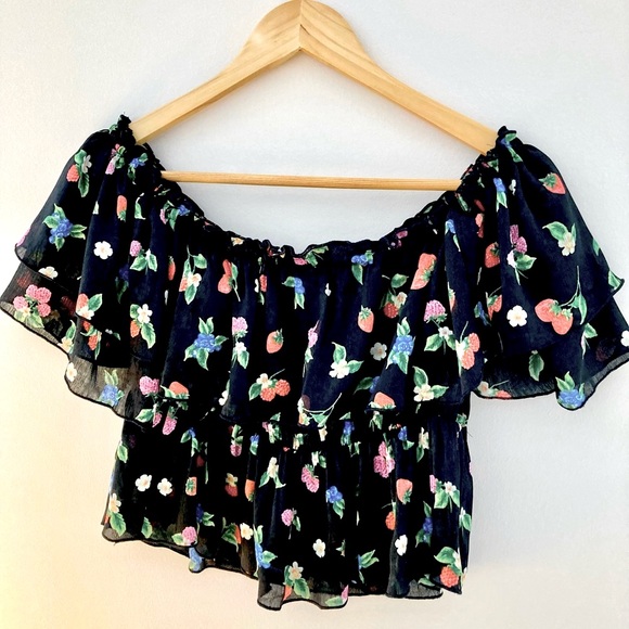 Absolutely cute off the shoulders top - Picture 1 of 3